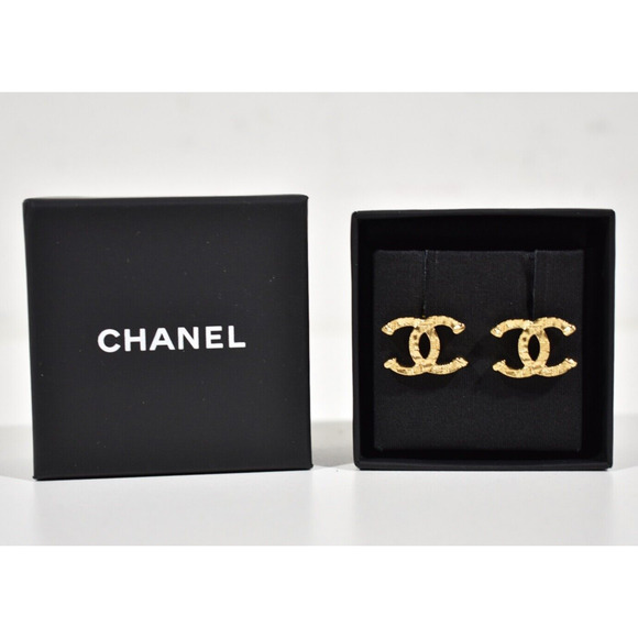 Chanel 23A Gold Hammered Interlocking CC Logo Classic Statement Stud Earrings - Picture 2 of 12